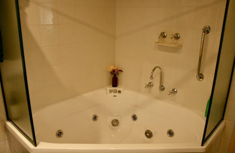 Doble Spa Bath with Overhead Shower - Cottage 1